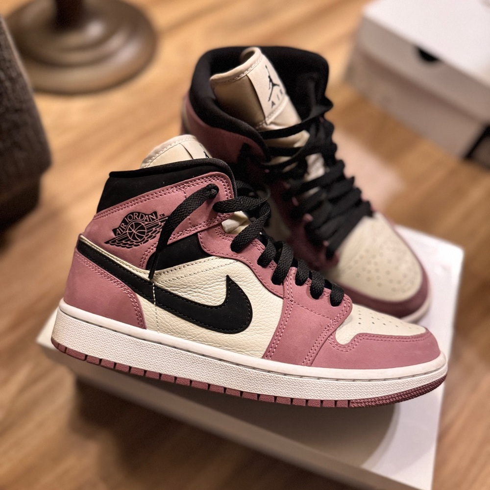 Air Jordan 1 Mid SE
Light mulberry/black